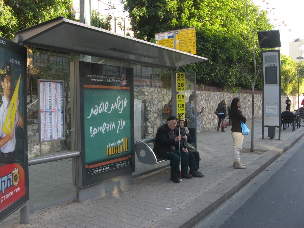 תחנת אוטובוס בתל אביב
